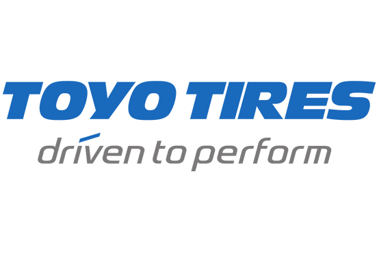 Logo des Reifenherstellers Toyo Tires mit Slogan "driven to perform".